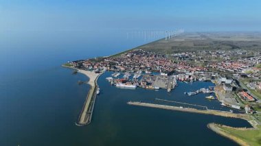 Hollanda 'nın geleneksel Volendam kentinden havadan.