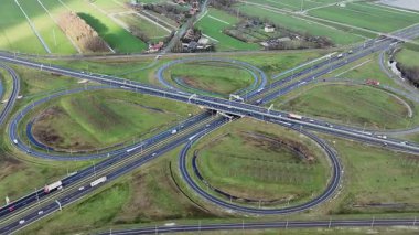 Hollanda, Friesland 'daki yonca yapraklı Heerenveen kavşağından havadan. 
