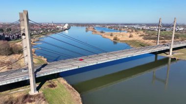 Hollanda 'daki IJssel nehrinin karşısındaki Kampen kenti yakınlarındaki Molen köprüsünden gelen hava aracı.