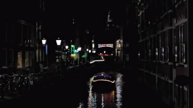 Hollanda 'da noel zamanı Amsterdam kanallarında gece dolaşmak