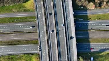Hollanda, Utrecht yakınlarındaki Rijnsweerd kavşağından havadan top atışı.