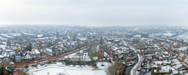Friesland, Hollanda 'daki küçük tarihi Akkrum kasabasından kışın gelen hava manzarası.