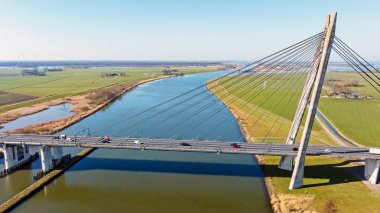 Hollanda 'da Kampen yakınlarındaki IJsselbrug' dan havadan.