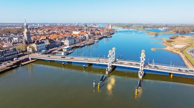 Tarihsel şehir Kampen 'den Hollanda' daki IJssel nehrine gelen hava aracı
