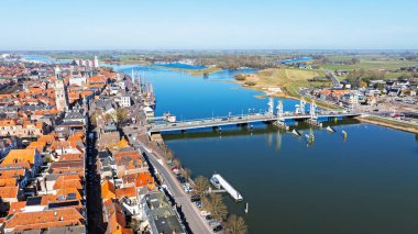 Tarihsel şehir Kampen 'den Hollanda' daki IJssel nehrine gelen hava aracı