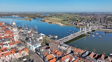 Tarihsel şehir Kampen 'den Hollanda' daki IJssel nehrine gelen hava aracı