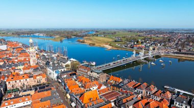 Tarihsel şehir Kampen 'den Hollanda' daki IJssel nehrine gelen hava aracı