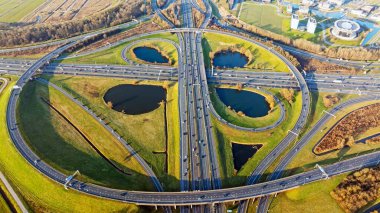 A2 ve A12 otoyollarının kesiştiği Oudenrijn kavşağındaki yonca yaprağından gelen hava, Hollanda 'daki en eski trafik kavşağıdır.