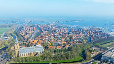 Hollanda 'nın tarihi şehri Monnickendam' dan havadan.