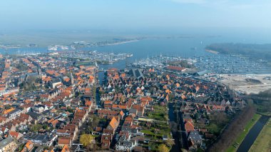 Hollanda 'daki Monnickendam şehrinden havadan.