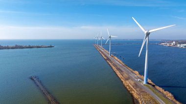 Hollanda 'daki IJsselmeer' deki rüzgâr türbinlerinin havası.
