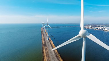 Hollanda 'daki IJsselmeer' deki rüzgâr türbinlerinin havası.
