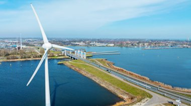 Hollanda 'daki Enkhuizen yakınlarındaki IJsselmeer' deki rüzgar türbinlerinden elde edilen hava sahaları.