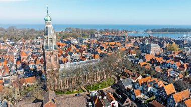 Hollanda 'daki Zuiderkerk ile birlikte tarihi Enkhuizen şehrinden gelen hava aracı.