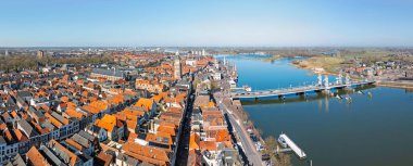 Hollanda 'daki IJssel nehrinde tarihi şehir Kampen' den gelen hava manzarası