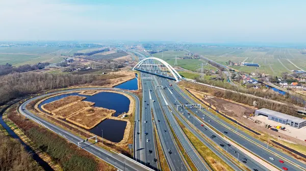 Hollanda 'daki Zandhazen köprüsü ile Amsterdam yakınlarındaki A1 karayolundan gelen hava aracı.