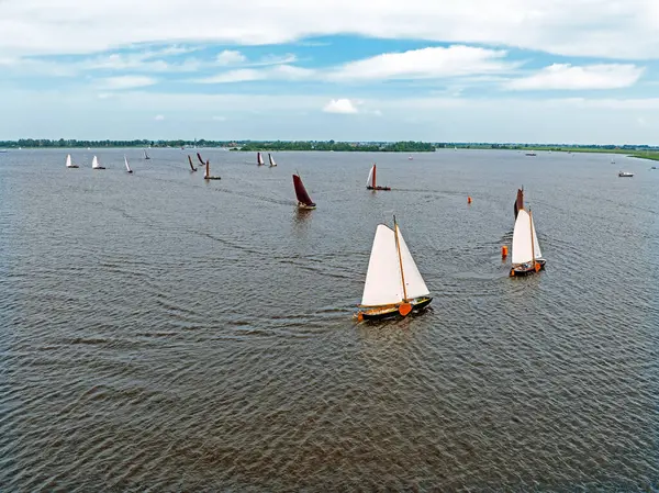 Hollanda 'daki Heegermeer' de düzenlenen Fryske Praem yelken yarışından kalma hava aracı.
