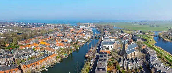 Hollanda 'daki geleneksel Muiden kasabasından hava manzarası.