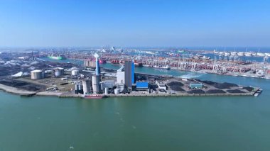 Hollanda 'daki Rotterdam limanındaki sanayi havacılığı.