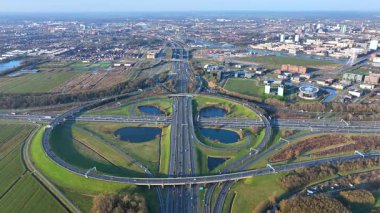 Hollanda 'daki Utrecht yakınlarındaki Oudenrijn kavşağından havadan.