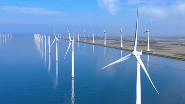 Hollanda 'daki IJsselmeer' deki rüzgâr türbinlerinin havası.