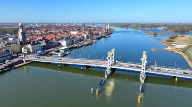 Kampen şehrinden Hollanda 'daki IJssel nehrine gelen hava aracı