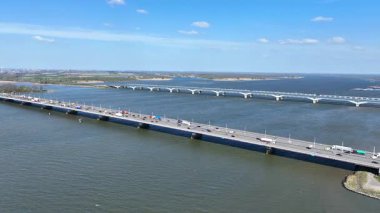 Hollanda 'daki Hollands Diep nehri üzerindeki Moerdijk köprülerinden havadan.
