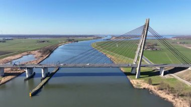 Hollanda 'nın Kampen kenti yakınlarındaki IJssel nehrindeki Eiland Köprüsü' nden kalkan hava aracı.