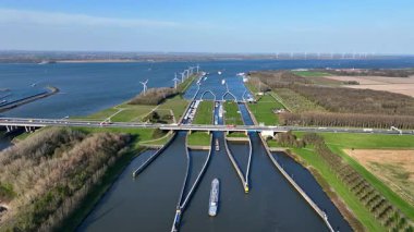 Hollanda 'daki Volkerak kanallarından havadan.