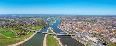 Hollanda 'daki Wilhelmina köprüsü ile birlikte Deventer şehrinden gelen hava manzarası.