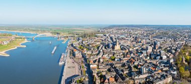 Hollanda 'daki Stevens kilisesi ile birlikte Nijmegen şehrinden gelen hava manzarası.