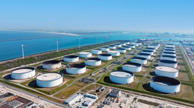 Hollanda 'daki Rotterdam limanındaki sanayi havacılığı.