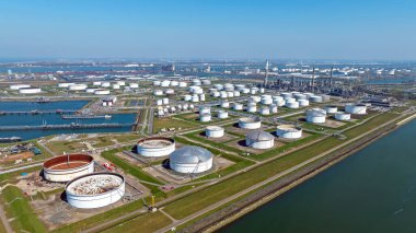 Hollanda 'daki Rotterdam limanındaki sanayi havacılığı.