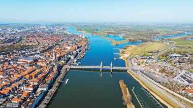 Hollanda 'daki IJssel nehrinde tarihi şehir Kampen' den gelen hava manzarası