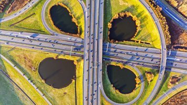 A2 ve A12 otoyollarının kesiştiği yer olan yonca yaprağı Oudenrijn kavşağından havadan çekilen görüntü Hollanda 'daki en eski trafik kavşağıdır..