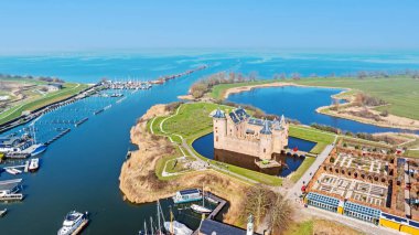 Hollanda 'daki IJsselmeer' deki tarihi şato Muiderslot 'tan gelen hava aracı.