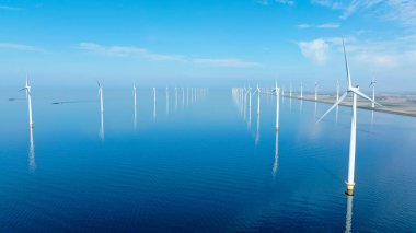 Hollanda 'daki IJsselmeer' deki rüzgar türbinlerinin havası.