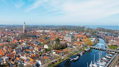 Hollanda 'daki Zuiderkerk ile birlikte tarihi Enkhuizen şehrinden gelen hava aracı.