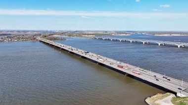 Hollanda 'daki Hollands Diep' in karşısındaki Moerdijk gelinlerden gelen hava aracı.