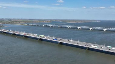 Hollanda 'daki Hollands Diep nehri üzerindeki Moerdijk köprüsündeki trafikten gelen hava durumu.