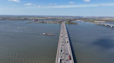 Hollanda 'daki Hollands Diep nehri üzerindeki Moerdijk köprüsündeki trafikten gelen hava durumu.