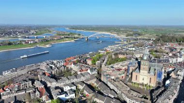 Tarihsel şehir Nijmegen 'den Hollanda Avrupa' daki Stevens kilisesi ile gelen hava aracı.