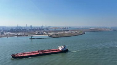 Hollanda 'daki Rotterdam Limanı' ndan gelen hava aracı.