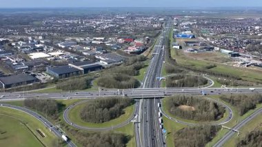 Hollanda 'daki Utrecht yakınlarındaki Hoevelaken kavşağındaki trafikten gelen hava aracı.