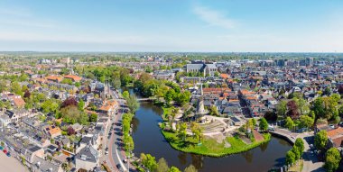 Hollanda 'daki büyük St. Laurens kilisesi ile Alkmaar şehrinden gelen hava aracı.