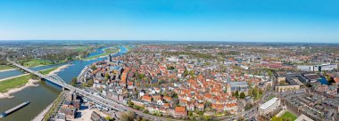 Hollanda 'daki Wilhelmina köprüsü ile birlikte Deventer şehrinden gelen hava manzarası.