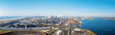 Hollanda 'daki IJmuiden yakınlarındaki sanayiden gelen hava manzarası