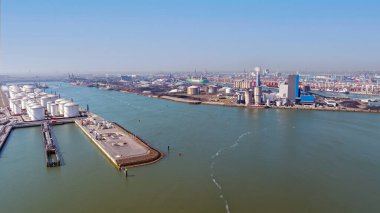 Hollanda 'daki Rotterdam limanındaki sanayi havacılığı.