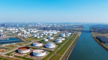 Hollanda 'daki Rotterdam limanındaki sanayi havacılığı.