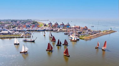 Hollanda 'nın Friesland kentindeki Stavoren limanındaki geleneksel ahşap gemilerden gelen hava aracı.